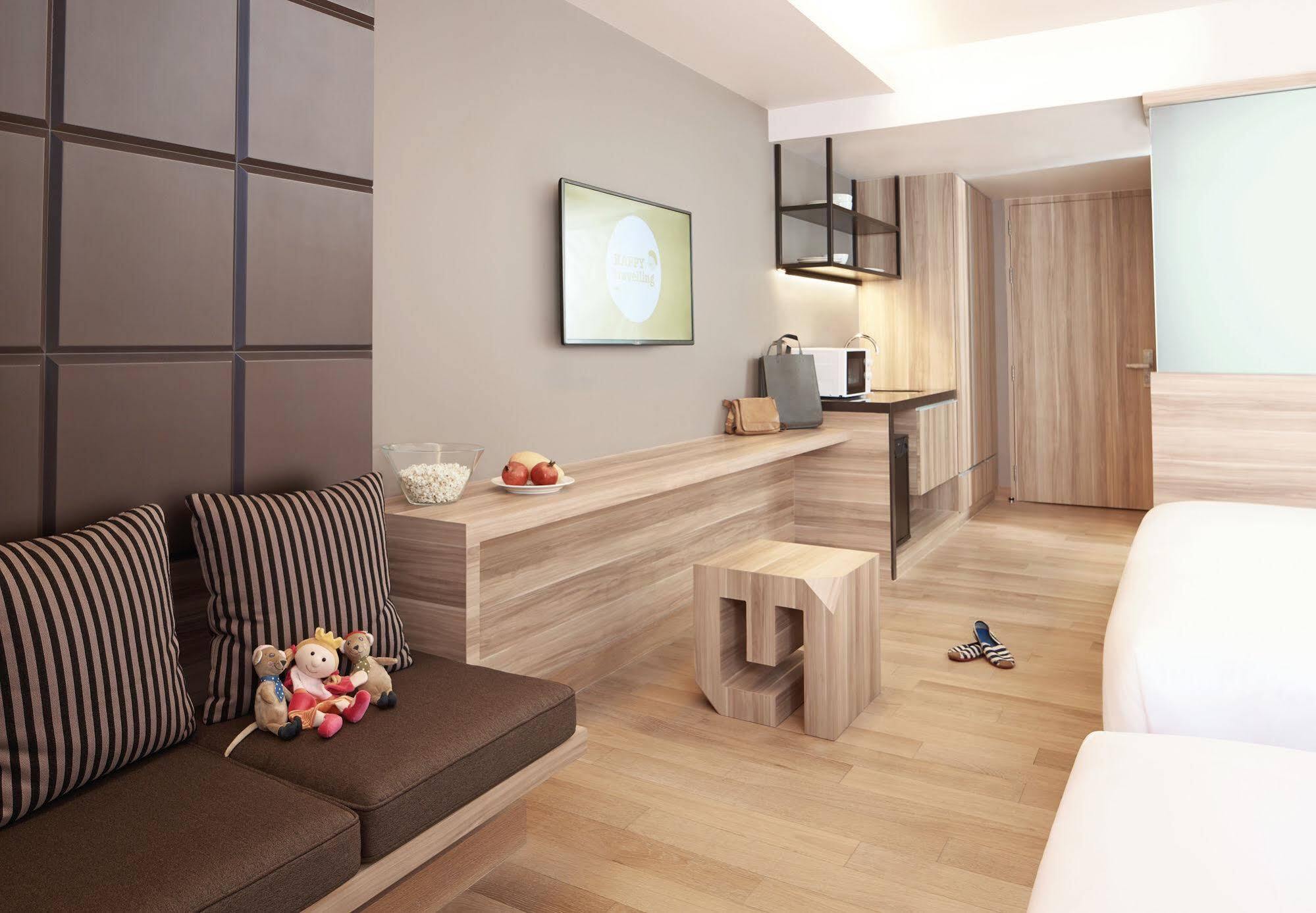 Happy 3 Hotel Bangkok Bagian luar foto